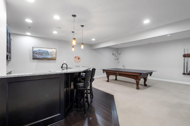 recreation room featuring recessed lighting, indoor wet bar, and baseboards