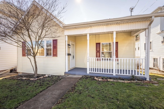 view of front facade featuring a front yard and covered porch