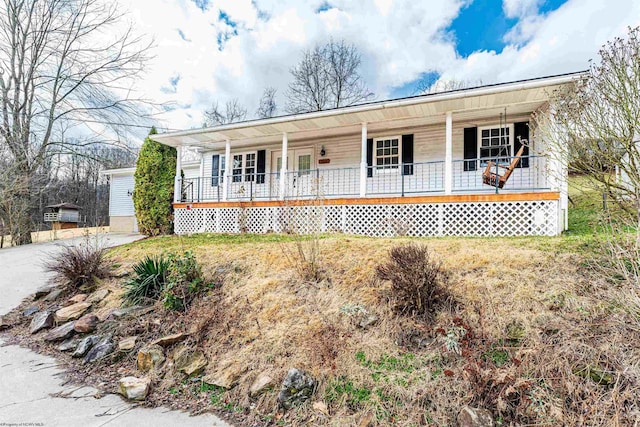 view of front of property featuring a porch and a front lawn