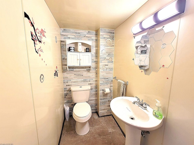 bathroom featuring a sink and toilet