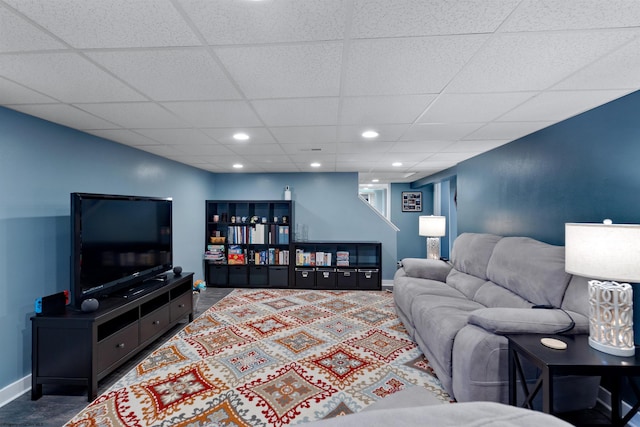 living room featuring recessed lighting, a drop ceiling, and baseboards