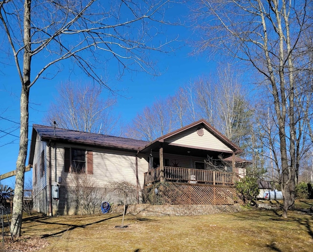 view of front of house with a porch and a front lawn