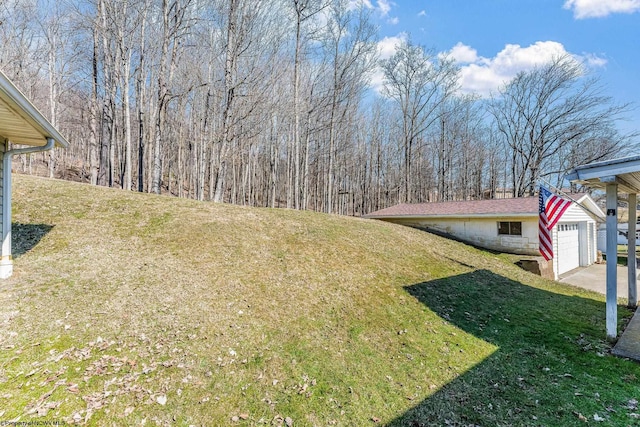 view of yard featuring an outdoor structure