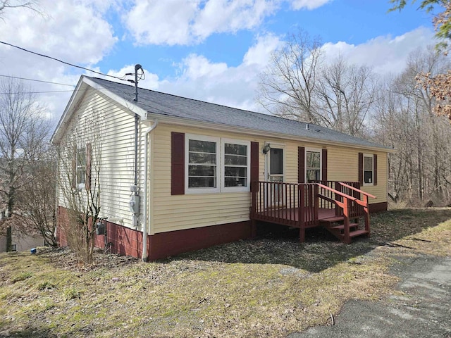 manufactured / mobile home featuring a wooden deck