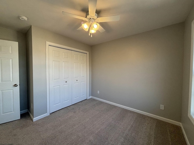 unfurnished bedroom featuring carpet floors, a ceiling fan, baseboards, and a closet