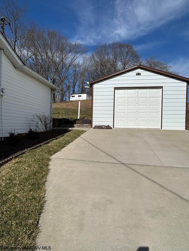 detached garage featuring concrete driveway