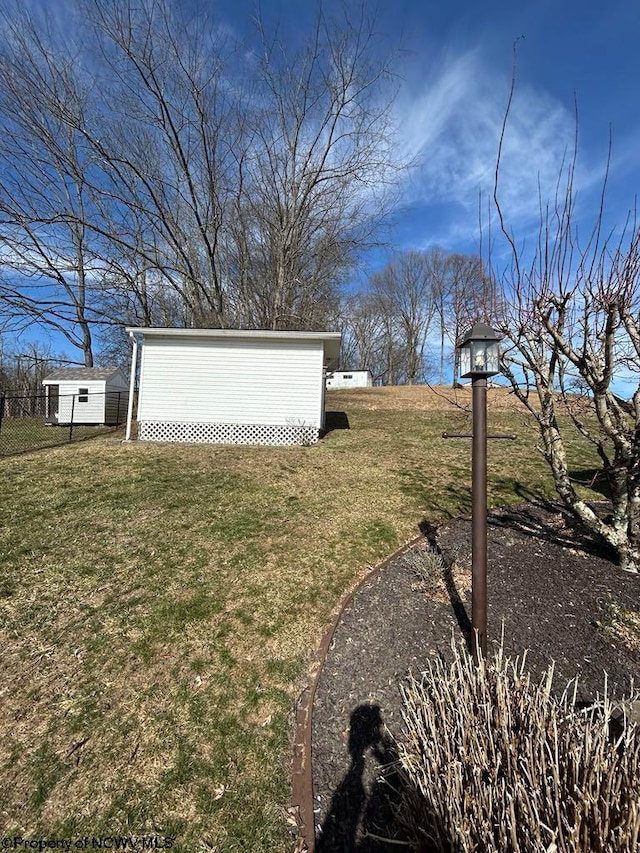 view of yard featuring an outbuilding