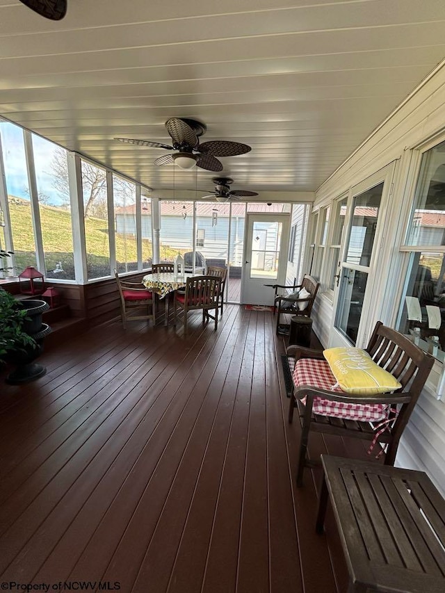 sunroom with ceiling fan