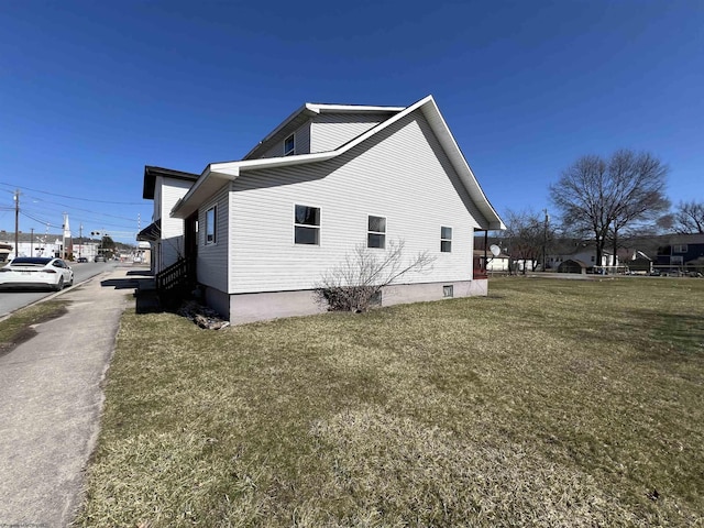 view of side of property featuring a yard