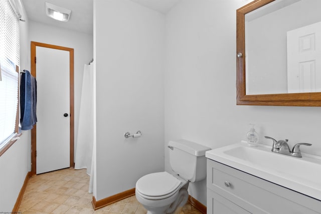 full bathroom with toilet, a shower with shower curtain, visible vents, vanity, and baseboards