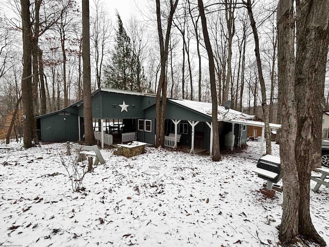 view of front of property with an outdoor structure