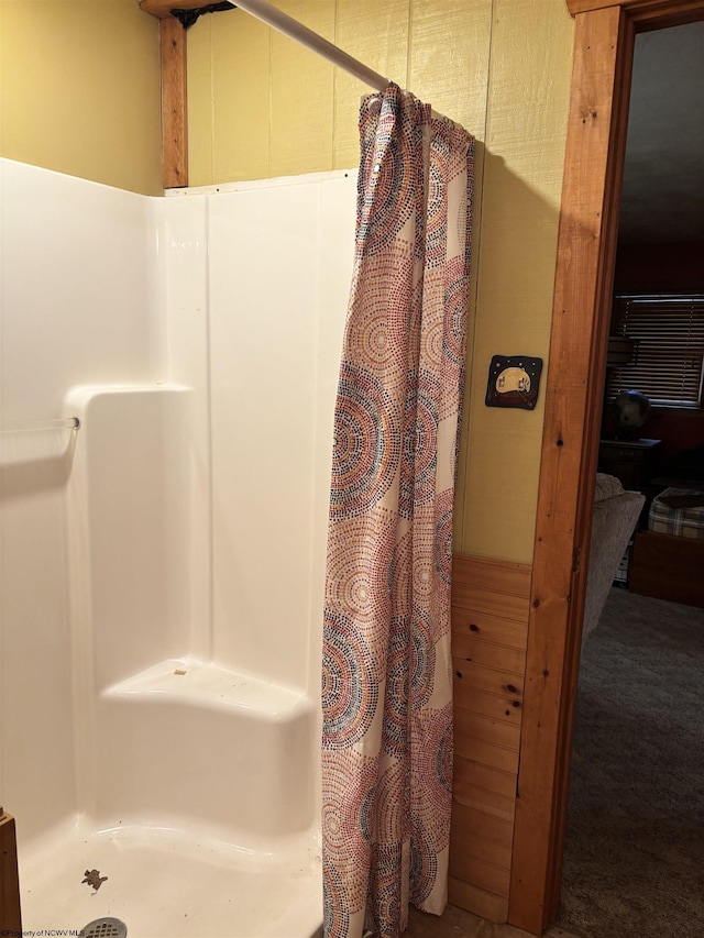 full bathroom featuring a shower with curtain