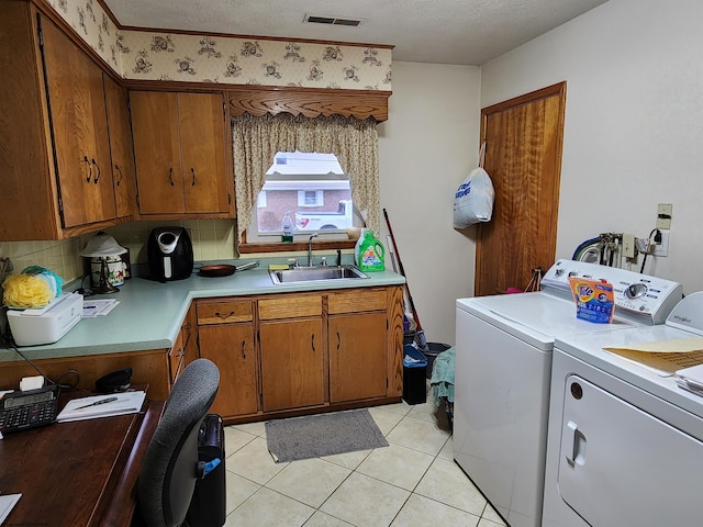 168 Locust Heights Dr, Clarksburg, WV 26301 - clothes washing area featuring visible vents, cabinet space, a sink, a textured ceiling, and independent washer and dryer