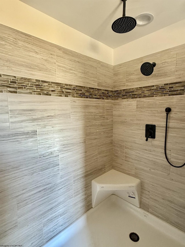 full bathroom featuring a tile shower