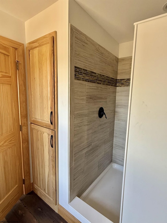 bathroom featuring a tile shower