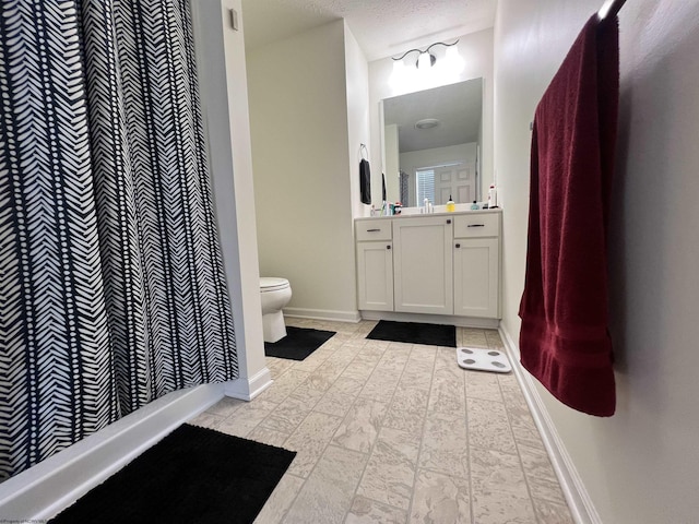 full bath with toilet, a textured ceiling, a shower with shower curtain, baseboards, and vanity