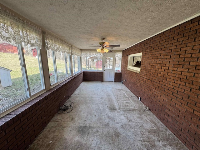 sunroom with ceiling fan