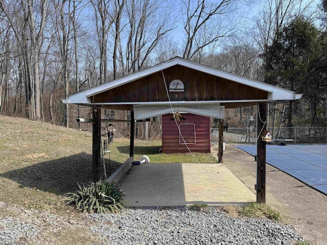 view of outdoor structure with an outdoor structure and driveway