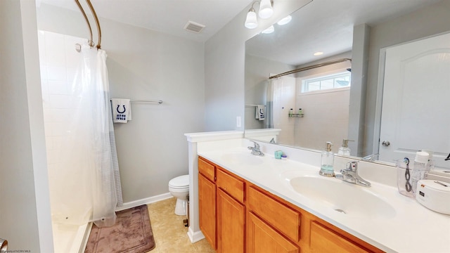 full bathroom featuring a sink and a shower with shower curtain