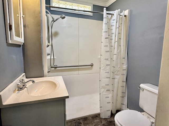 full bath featuring curtained shower, toilet, vanity, and crown molding