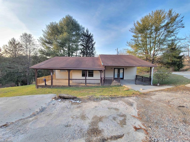 view of front of property featuring covered porch and a front yard