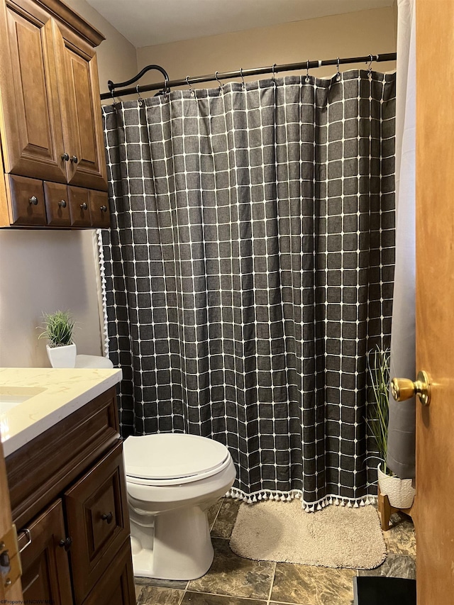 full bath with toilet, vanity, and a shower with shower curtain