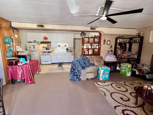 interior space featuring visible vents and a ceiling fan