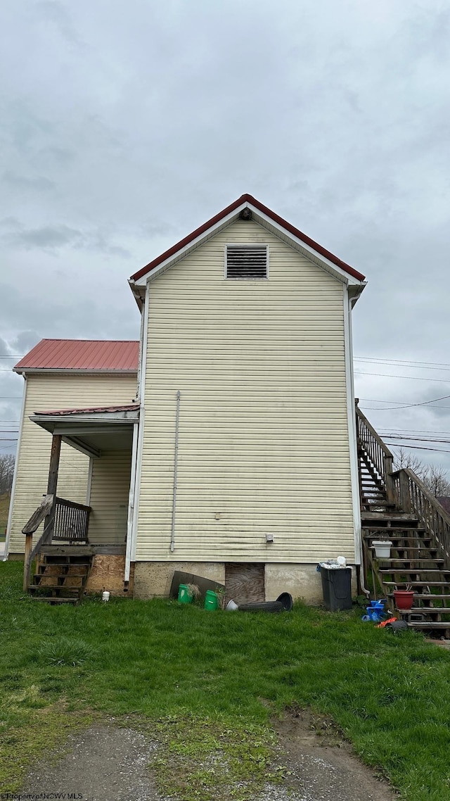 view of side of property featuring a yard
