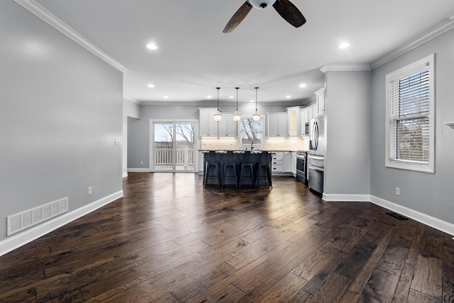 living room featuring recessed lighting, visible vents, a ceiling fan, and crown molding