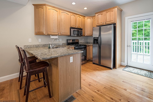306 Villa View Dr, Morgantown, WV 26505 - kitchen featuring stainless steel appliances, a sink, baseboards, a peninsula, and a breakfast bar area