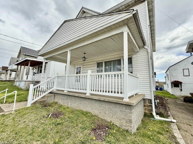 view of front of house with a front lawn and covered porch