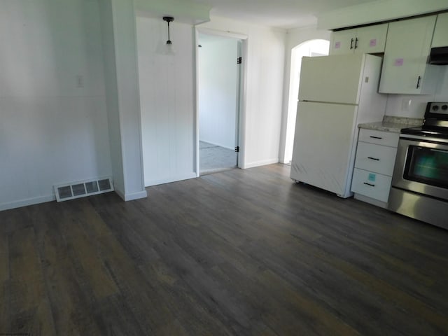 kitchen with dark wood-type flooring, freestanding refrigerator, electric range, and visible vents