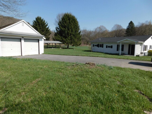 view of yard featuring driveway