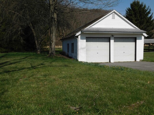 view of detached garage