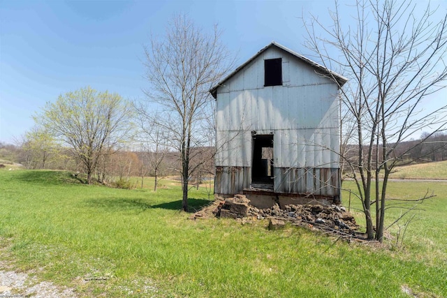 view of barn featuring a yard