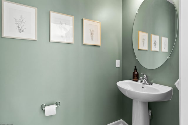 bathroom with baseboards