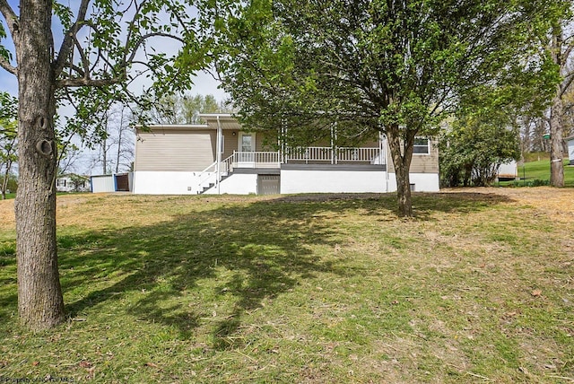 view of front of house featuring a front lawn
