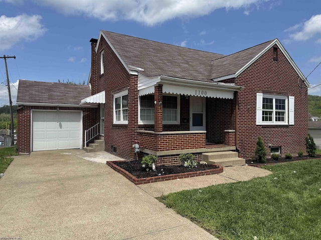 view of front of home featuring roof with shingles, an attached garage, brick siding, a front yard, and driveway