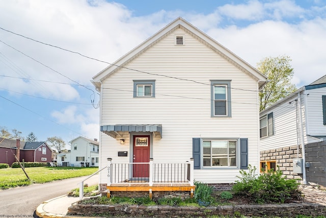 traditional home featuring a front lawn