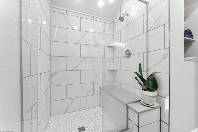 bathroom featuring a tile shower