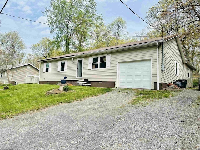 view of front of house featuring driveway and a front yard