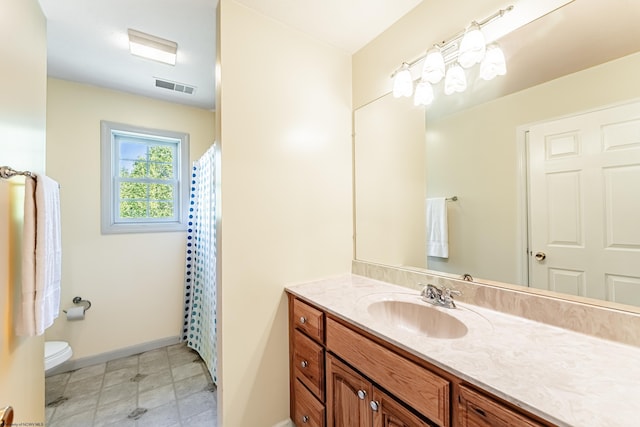 full bathroom with visible vents, vanity, baseboards, toilet, and a shower with shower curtain