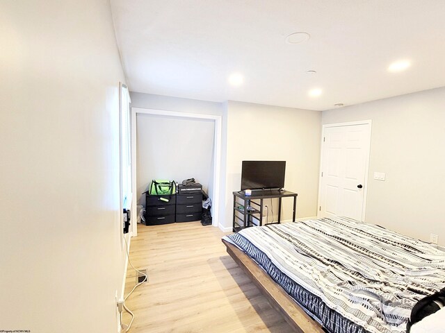 bedroom featuring recessed lighting, baseboards, and light wood-type flooring