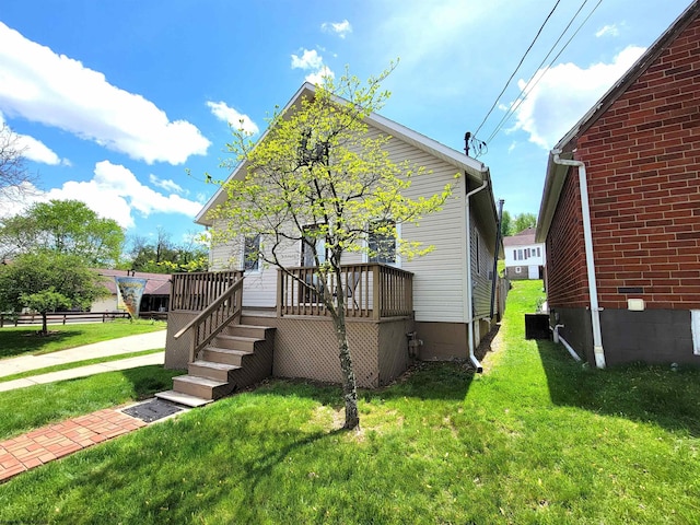 view of front of home featuring a wooden deck and a front yard