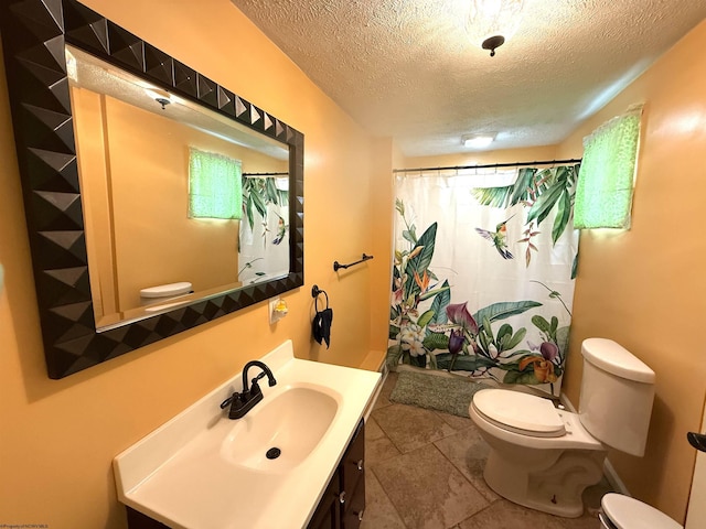 full bathroom featuring toilet, a shower with shower curtain, vanity, and a textured ceiling
