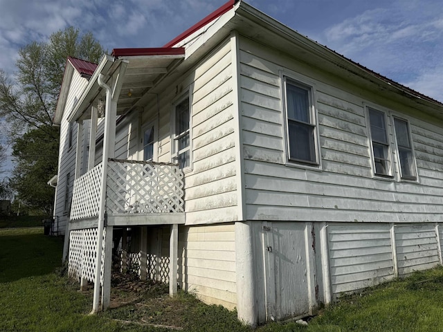 view of side of property featuring a yard