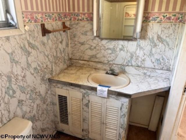 530 Newton St, Fairmont, WV 26554 - bathroom featuring wallpapered walls, toilet, and vanity