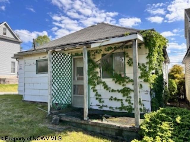 530 Newton St, Fairmont, WV 26554 - back of house with a yard
