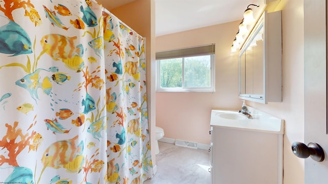full bath with baseboards, toilet, vanity, and a shower with curtain