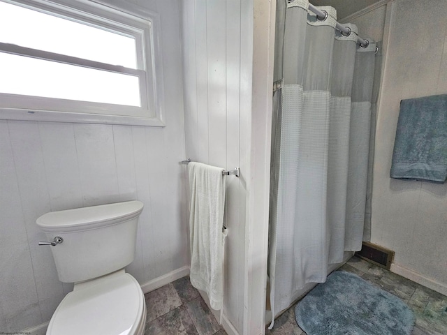 426 Duff Ave, Clarksburg, WV 26301 - full bathroom featuring toilet, curtained shower, and baseboards